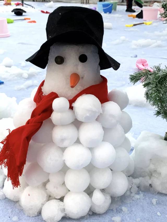就能看出ta们有多热情 单纯的玩雪已经满足不了ta们 果断堆雪人去 来