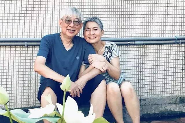 老夫妻拍特殊纪念照 照片疯传