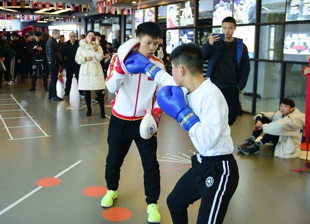 义乌举办拳击友谊赛 拳王吕斌现身指导