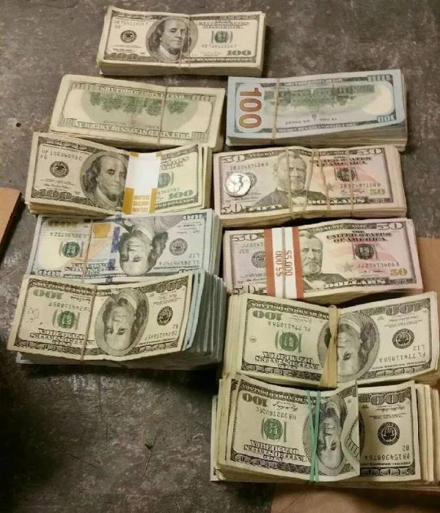 警察在男子家的 烘衣机内胆里 发现了一个黑色尼龙袋 袋子打开,成捆的