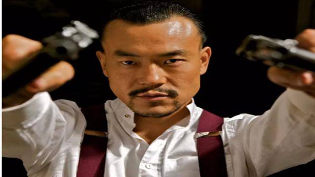 2010年,廖凡参演姜文执导的喜剧动作片《让子弹飞》,这部影片讲述了