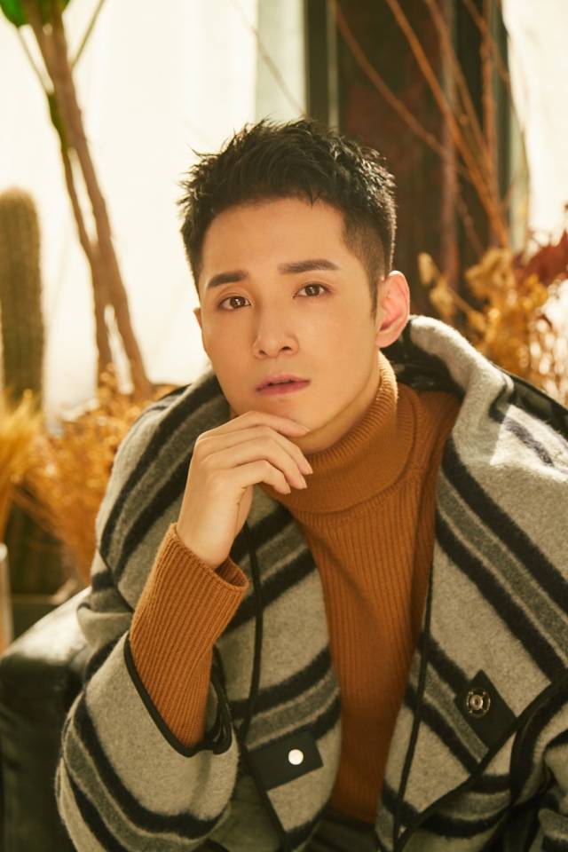 何奉天冬日写真曝光 凝眸浅笑展温柔男友力