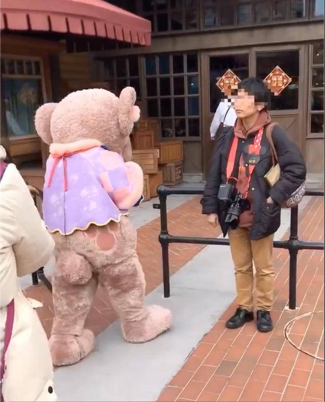迪士尼再现人偶被游客拉扯 演职人员无大碍警方已介入