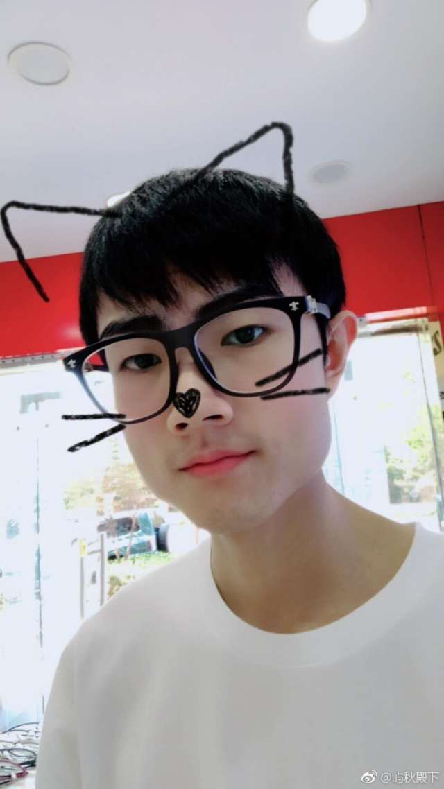 屿秋后来是ag超玩会的一名选手了,不过最开始也是在as仙阁的.