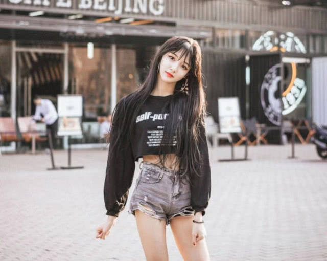 艾比参加活动大长腿太吸睛好身材展露无遗