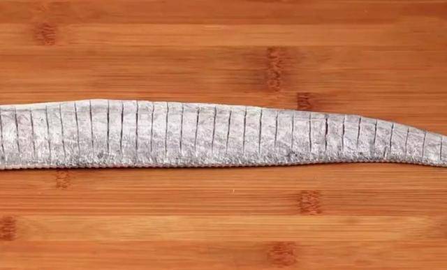 2.将带鱼两面从头到尾切上一字花刀,然后切成5厘米左右的段放入碗中.