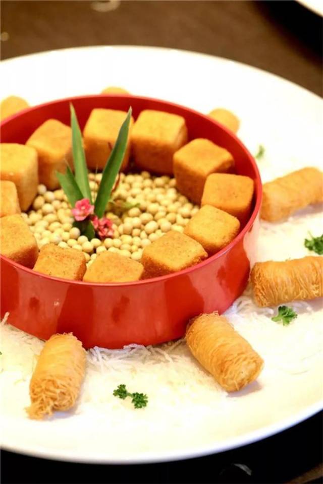 的合家团圆宴 让你享受美食佳肴之际 伴随金狮的喧嚣锣鼓声中贺岁迎春