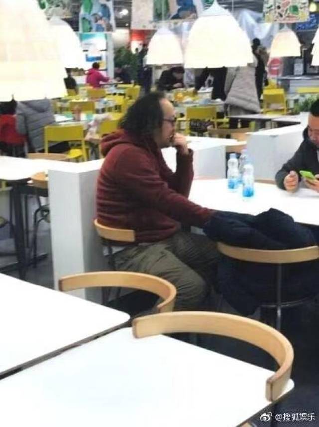 50岁窦唯近照曝光,头发凌乱身材发福成邋遢大叔