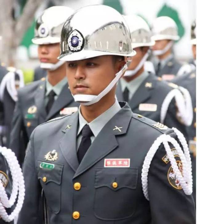 明道穿军装真的很有气魄,很有男人魅力.