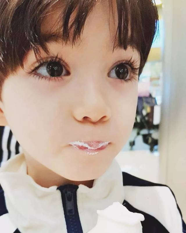 睫毛精本精6岁激萌混血正太高颜值让老阿姨们大呼超可爱