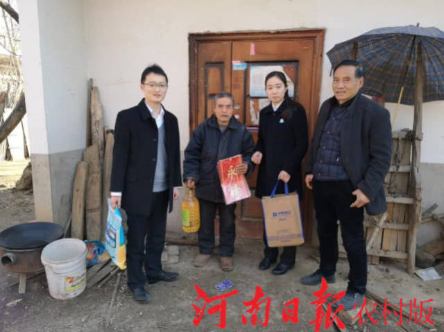 赴固始县沙河铺乡汪营村,走访慰问帮扶村贫困户,为他们送去节日关怀和