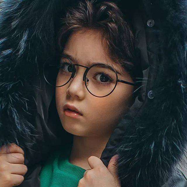 睫毛精本精6岁激萌混血正太高颜值让老阿姨们大呼超可爱