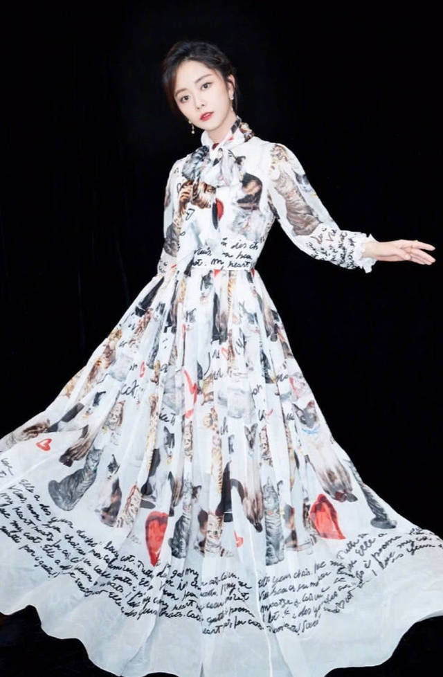 谭松韵穿一袭白裙,看起来很容易驾驭,大多数女