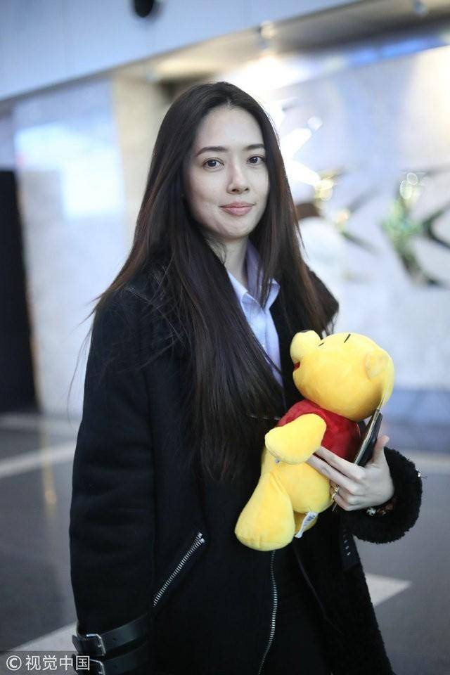 1月17日,有网友拍到向佐与郭碧婷牵手同游的照片,疑似恋情曝光.