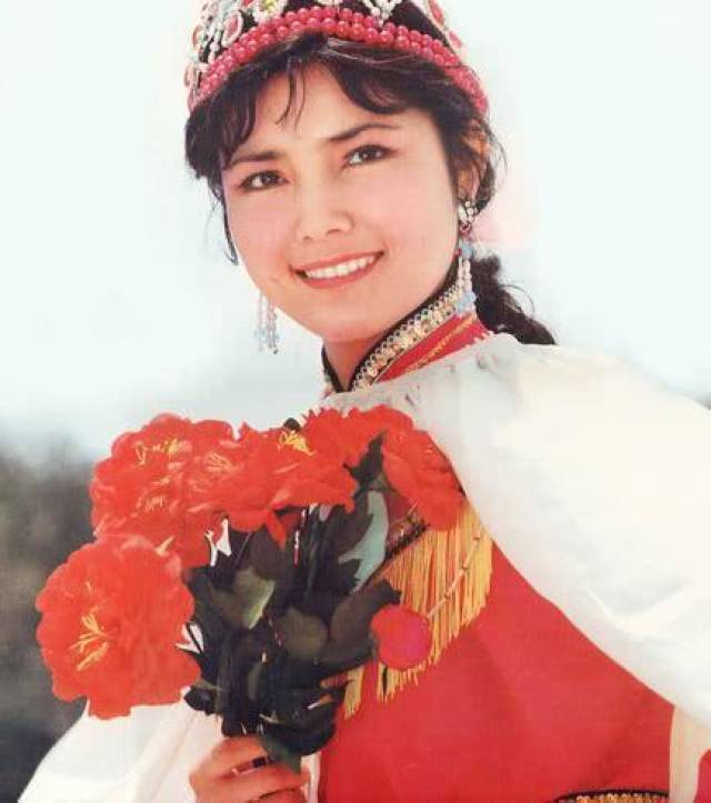 她是《还珠格格》里的皇后,爆红时出国,丈夫为她一夜白头!