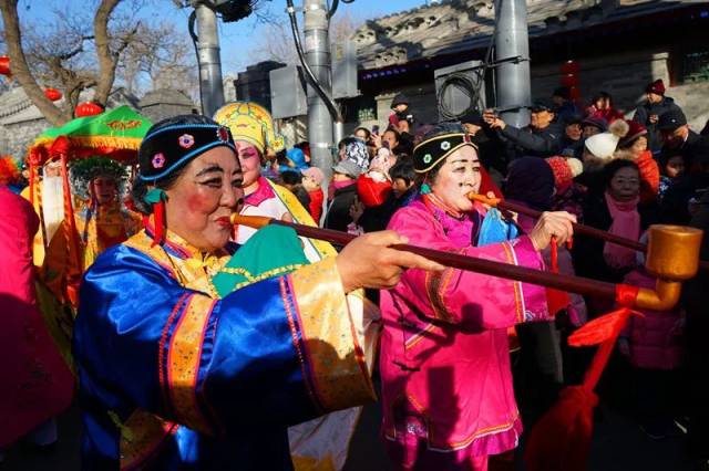欢 度 小 年 太平鼓敲起来,唢呐声吹起来.