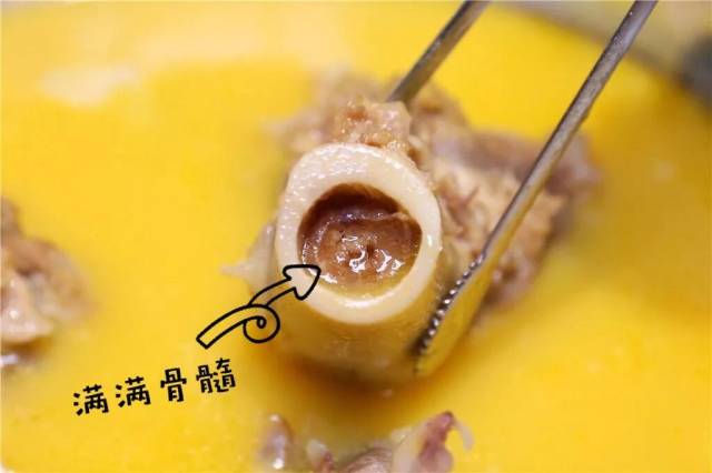 每个筒骨里还藏着满满的 骨髓,倒进金汤然后用吸管搅匀,就可以开吸啦