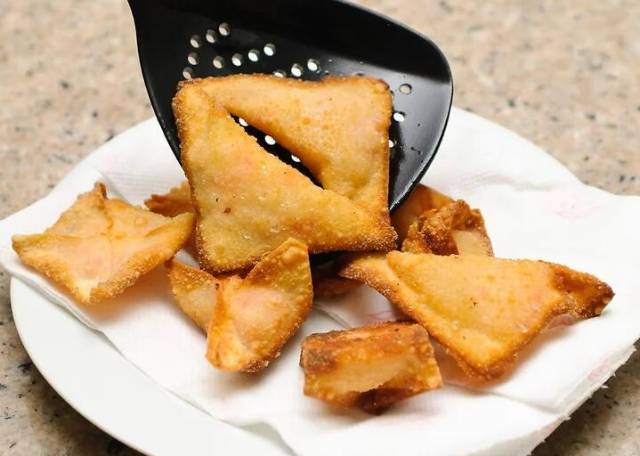 酥脆可口的炸蟹角配上泰式甜辣酱,给你的年夜饭加道菜吧!