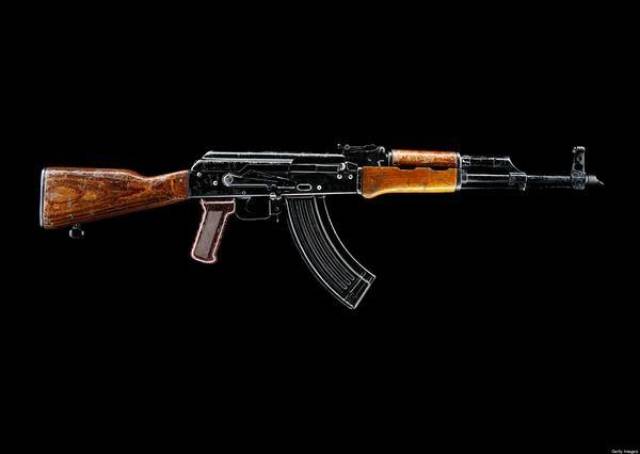 ak47全名叫做1947年式卡拉什尼科夫步枪,设计者自然是苏联的