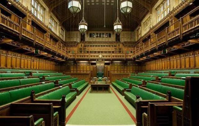 议长咆哮,议员抢座,首相被怼,英国"德云社"也是很精彩了