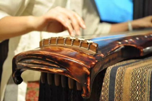 鼓琴三俗我国古代琴论浩如烟海,其故纸中的只言片