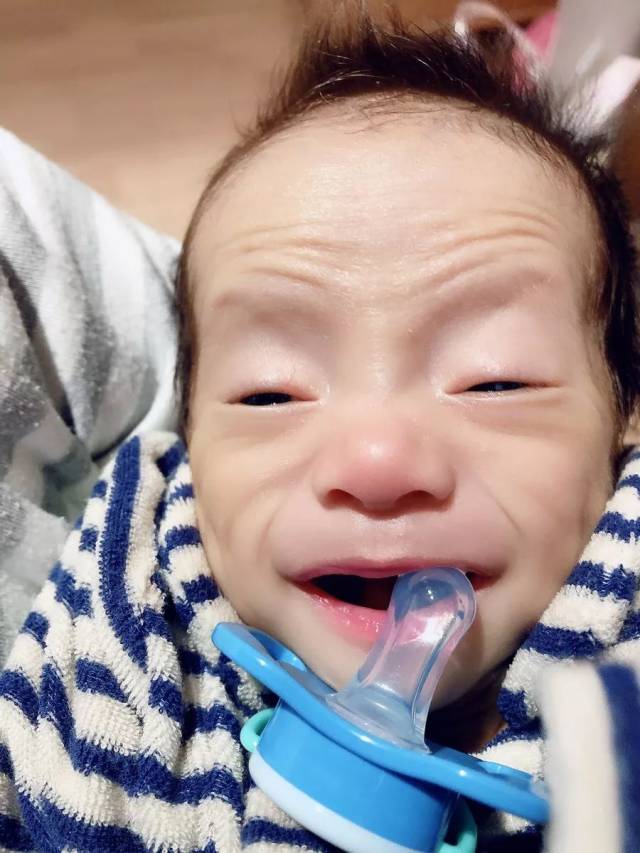 民间流传,孩子小时候越丑长大越好看 所以,各位爸妈不要害怕, 你玫哪