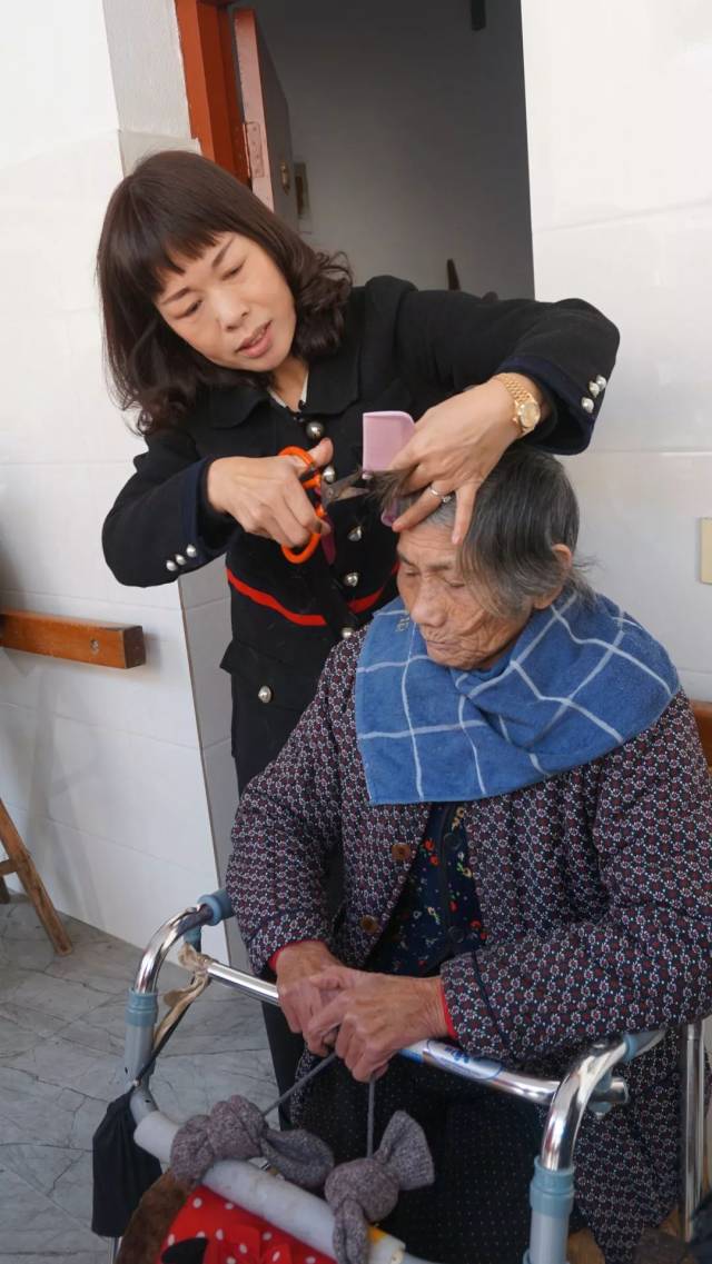 年前,理发师太忙了,我们的志愿者就现学现剪,老人们开心满意就是我们