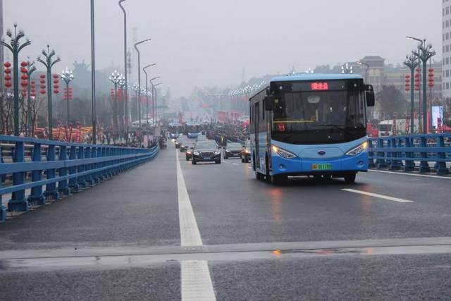 南溪仙源长江大桥通车,上万人"踩桥",场面壮观!