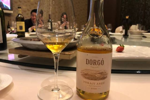 酒百科年会喝酒现场,看看专业卖酒的自己喝什么!