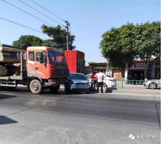 324线溪东路口,小车被大车撞上,险些成了"夹心饼"!