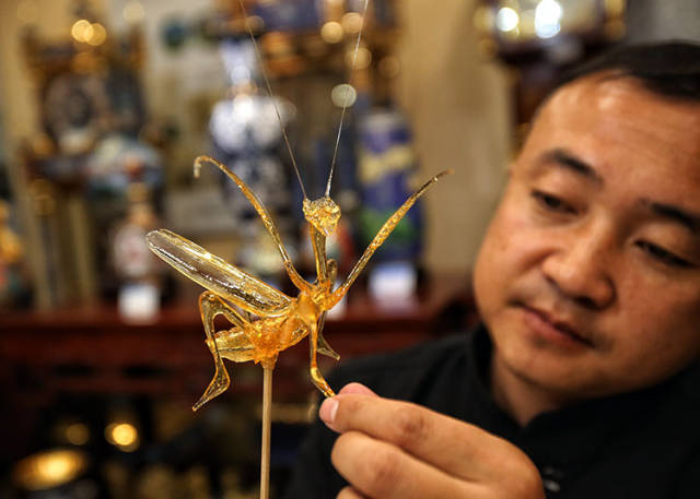 糖画技师制作螳螂.