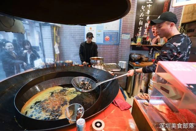 文和友的巨型大油锅很吸睛,油多炸得才酥脆~炸好会戳烂放进汤汁里"捞"