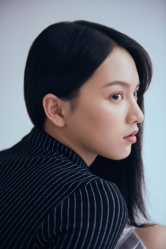 黄灿灿曝冬日清爽写真 "火山大哥"率性而为