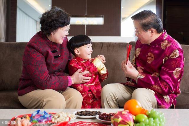 爷爷给孙子1万压岁钱,孙子怎么处理这笔巨款?4个方法讨爷爷欢心