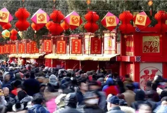 "踩岁"是我国民间传统的新年祈福方式,正月初一游客