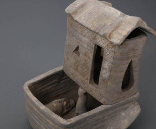 2,灰陶带厕猪圈