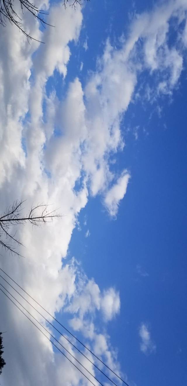 晴空万里惊艳云南蓝横贯天际弥漫暖意