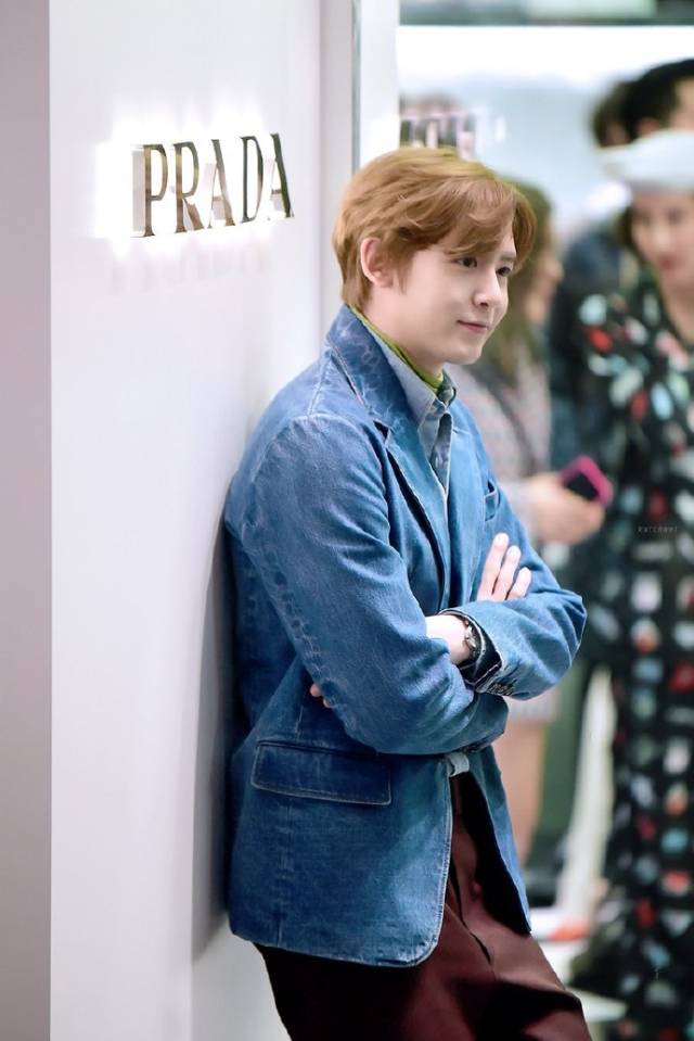 清爽蓝朋友出动!尼坤昨日出席曼谷prada活动