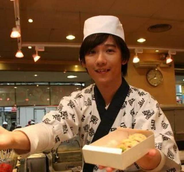 他因一首歌走红,借百万款整容,后被妻子抛弃,如