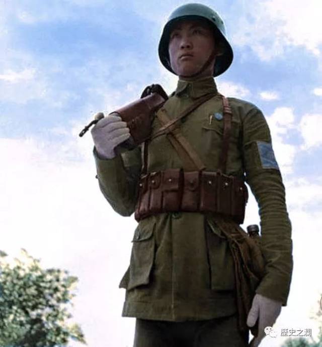 1937年,为发动淞沪会战,全副德式装备的中央教导师接受校阅,准备奔赴