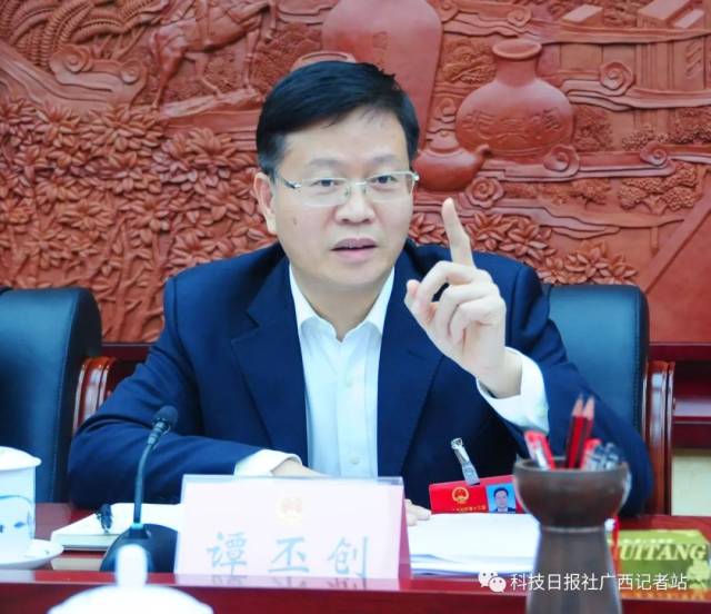近日,广西人大代表,钦州市市长谭丕创参加自治区十三届人大二次会议