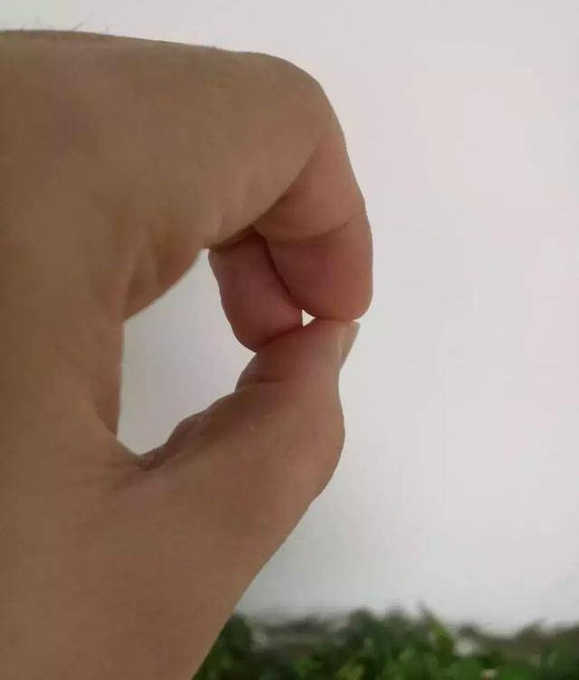 出门没带眼镜三根手指头教你自制了一副应急眼镜