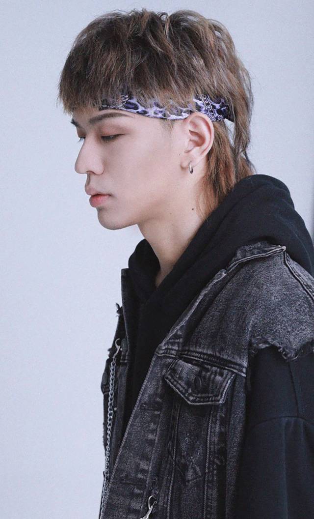 麻麻用扫把赶出家门的滋味 跟着他学准没错 首先头发 这种鲻鱼头,自己