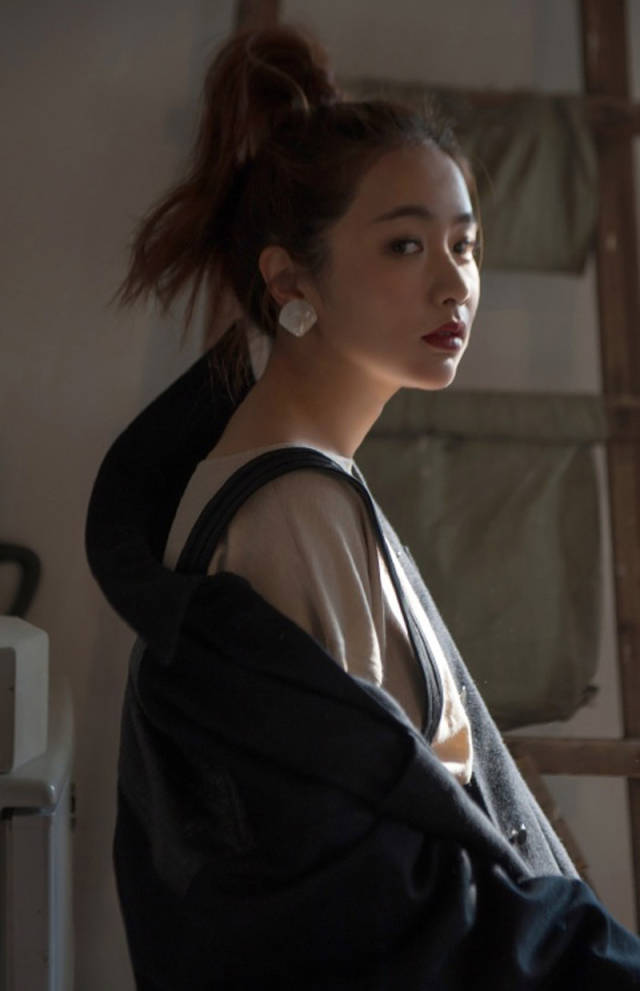 女演员李春嫒混搭装扮光影时尚写真