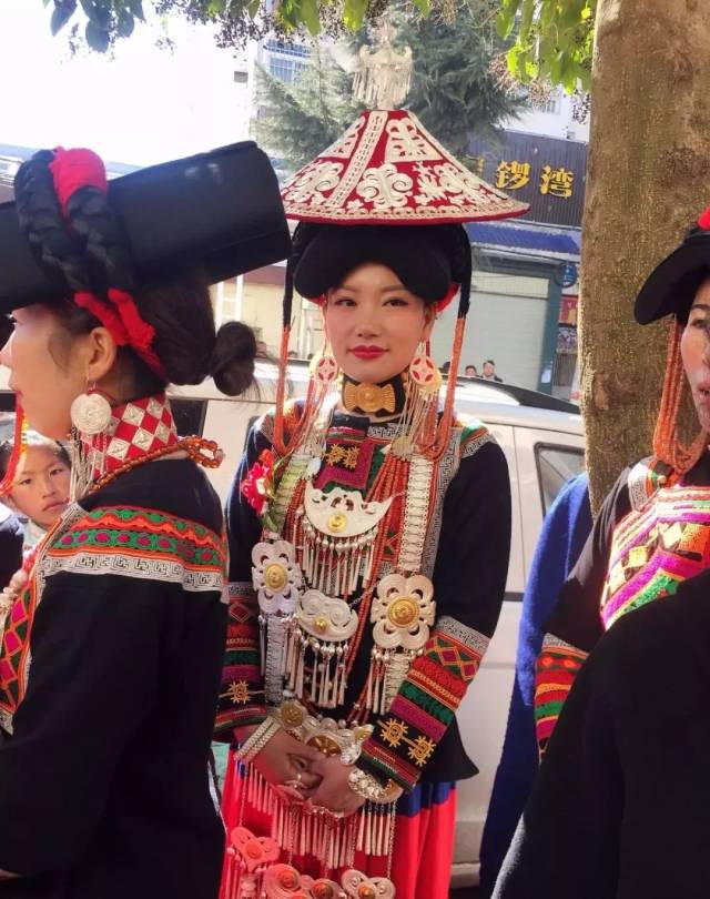 彝族兵王阿西木呷结婚了!新娘荣获过选美冠军