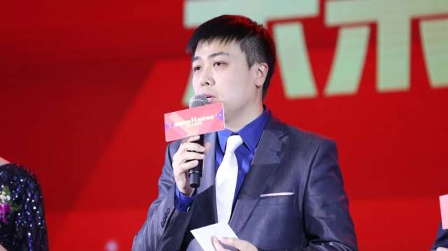 董事 王俊民先生,范秀莲女士,郑伟先生为博士后工作站导师颁发了聘书