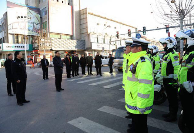 武陟县委书记秦迎军率五大班子亲切慰问一线交警