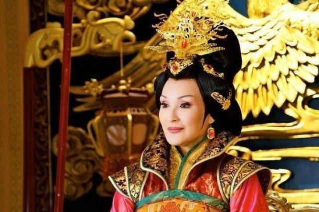 "太后"造型,范冰冰没气场孙俪霸气,陈莎莉最深入人心!