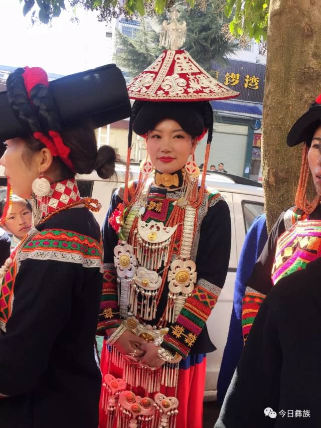 彝族兵王阿西木呷结婚了!新娘太美(视频)