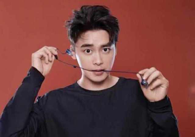 李易峰拍时尚大片,却被高低眉实力抢镜,每一张都是表情包